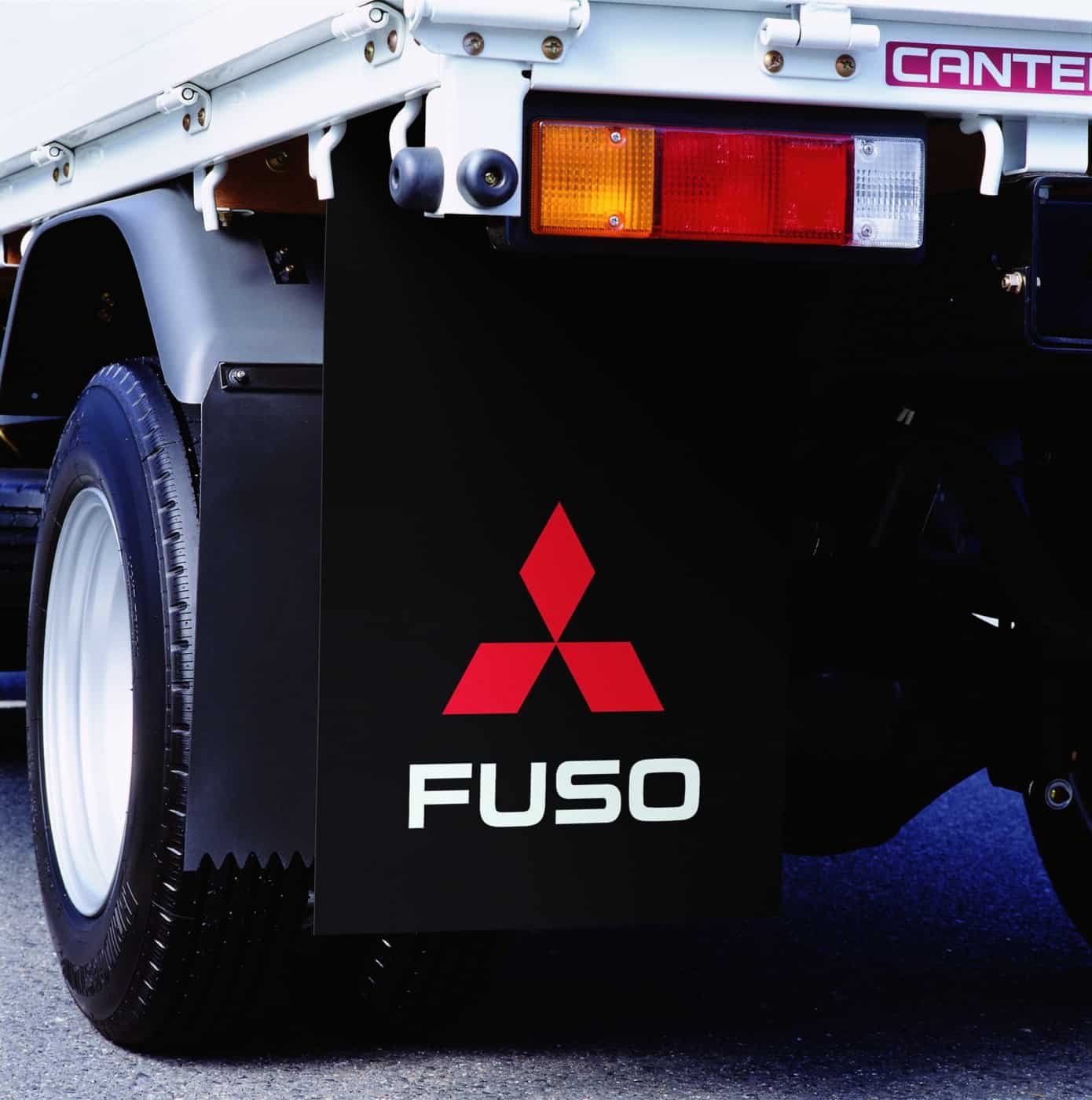 Apărătorile de noroi FUSO protejează autovehiculul, pasagerii, alte autovehicule și pietonii de noroiul și murdăria care sunt împroșcate de către anvelope.