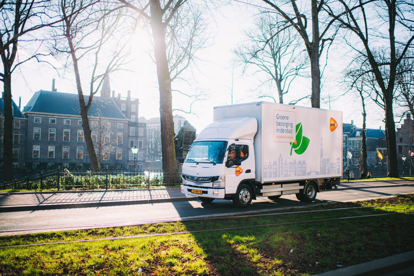 PostNL realizează cu camioanele ei FUSO eCanter complet electrice versiunea ideală a traficului de distribuție intraurban – local fără emisii și silențios.