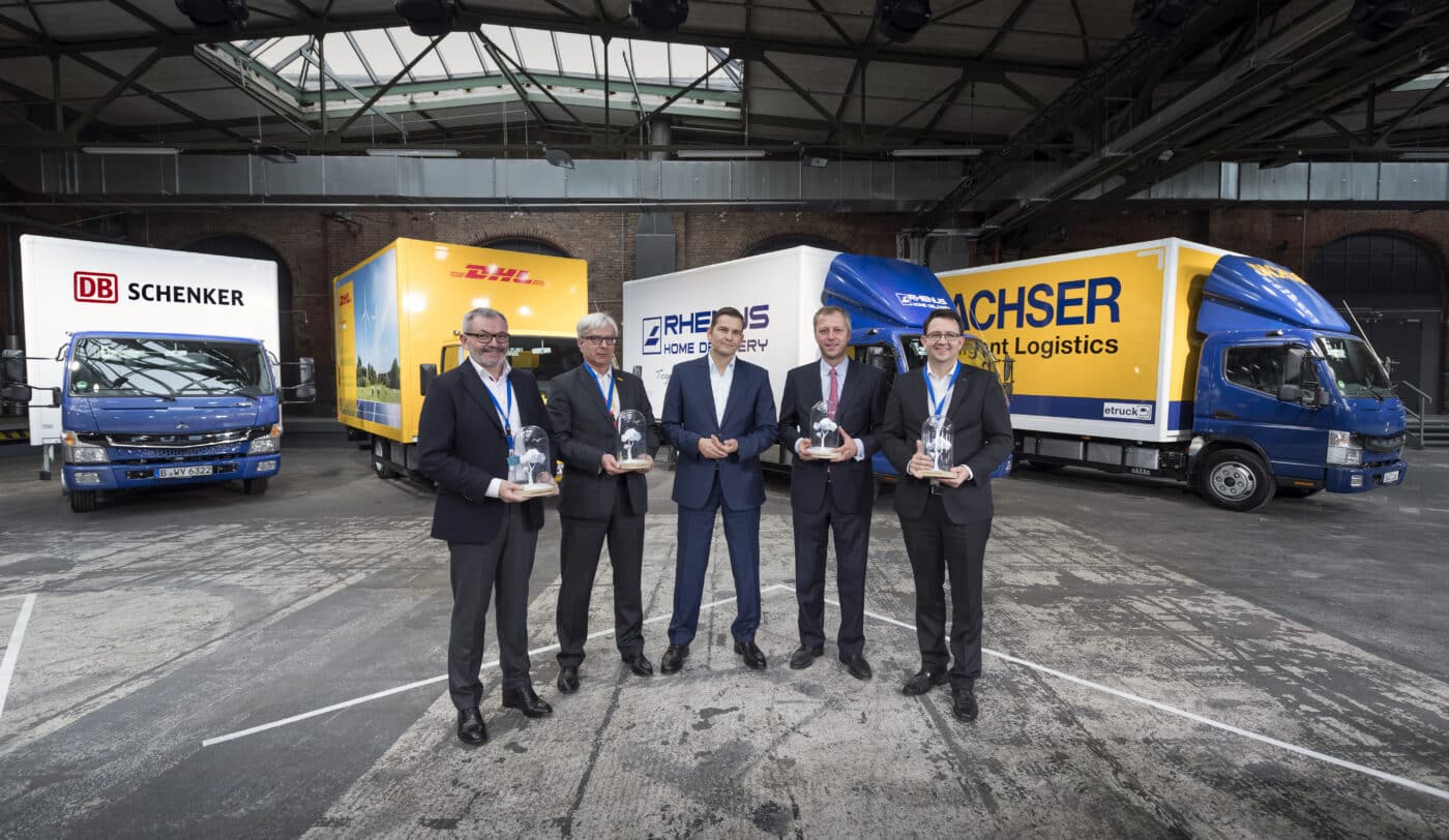 Primele autovehicule FUSO eCanter acționate pur electric din producția de serie, care circulă pe străzile europene, sunt utilizate de acum înainte de giganții de logistică DHL, DB Schenker, Rhenus și Dachser.