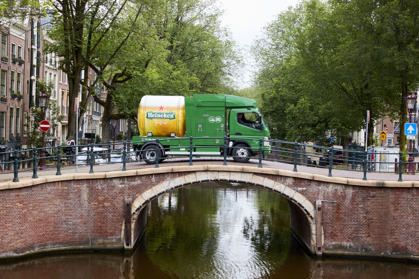 Un FUSO eCanter complet electric cu o caroserie specială de cisternă livrează bere Heineken în Amsterdam fără emisii și silențios.