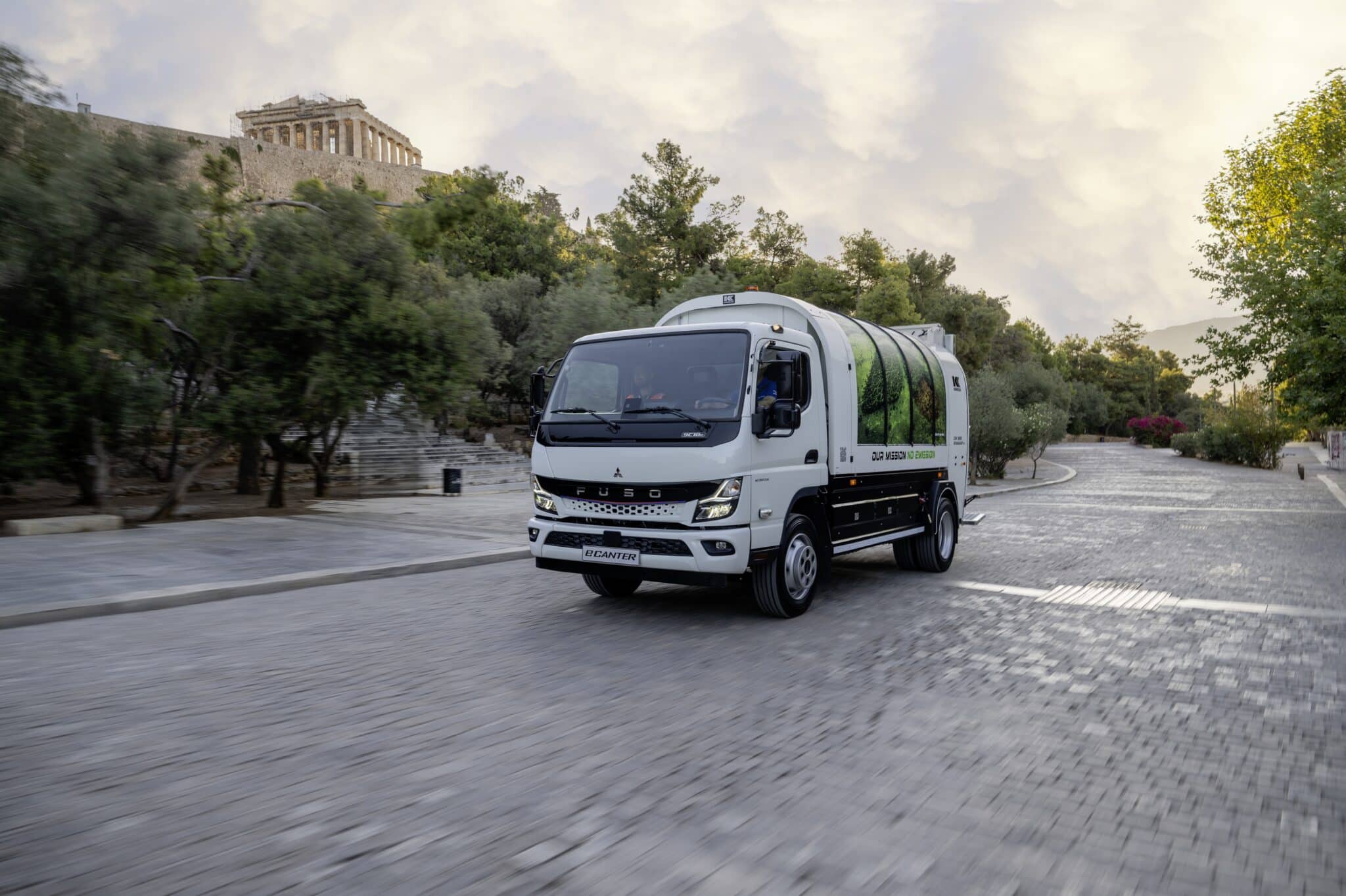 FUSO eCanter räumt auf: 89 batterieelektrische Lkw sammeln Abfall in Athen und ThessalonikiFUSO eCanter cleans up: 89 battery-electric trucks collect waste in Athens and Thessaloniki