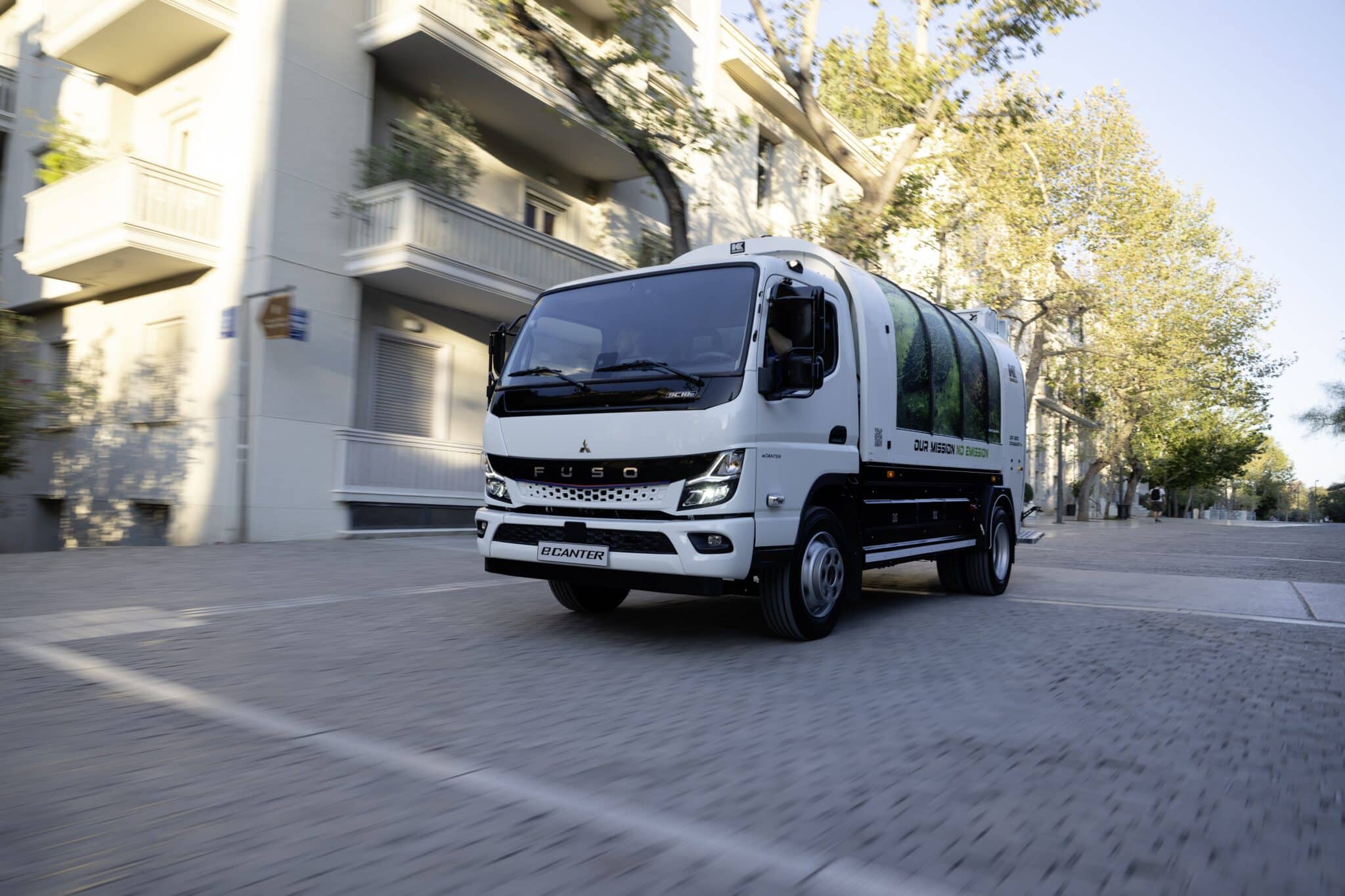FUSO eCanter räumt auf: 89 batterieelektrische Lkw sammeln Abfall in Athen und ThessalonikiFUSO eCanter cleans up: 89 battery-electric trucks collect waste in Athens and Thessaloniki